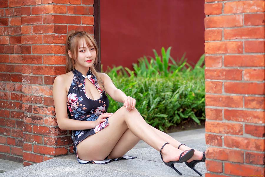 Girls in short dresses in Lanzhou